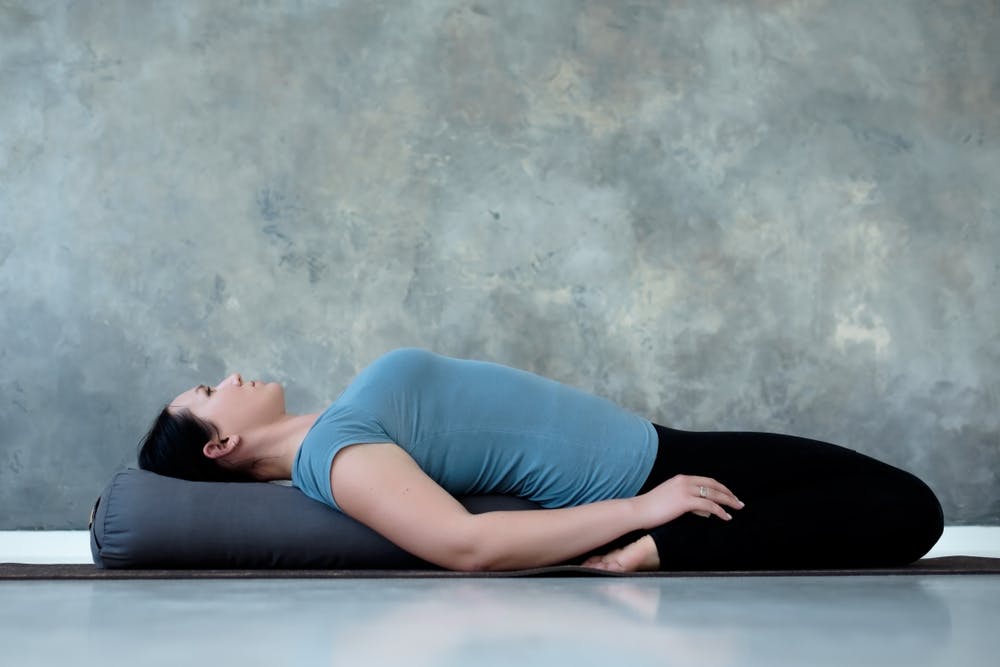 5 bài tập yoga trị mất ngủ, tốt cho sức khỏe